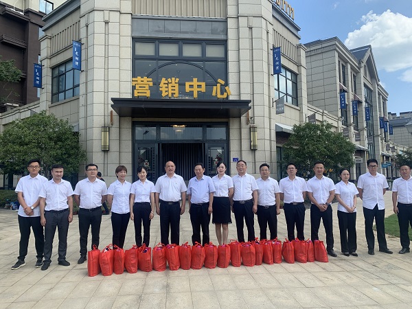 集团工会一行到徽盐地产六安项目开展“送清凉”慰问运动