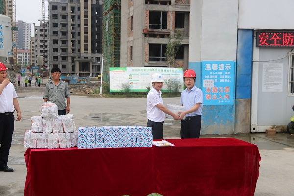 杨晓彬到徽盐地产定远、泗县项目公司开展高温慰问